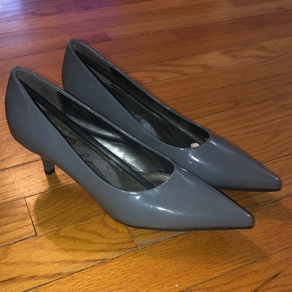 NWT Romantic Soles Grey Heel, Size 7.5